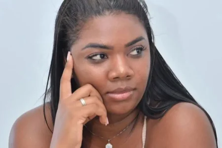 “Me arrependi de ter feito o plano. Pior que o SUS”, diz Raquel Brito após atendimento médico