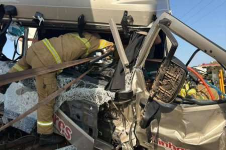 Motorista fica preso às ferragens após batida entre caminhões na zona rural de Coribe