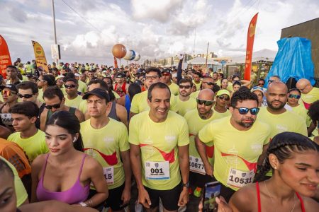 Bruno Reis participa da Maratona Salvador e destaca impacto do evento no turismo