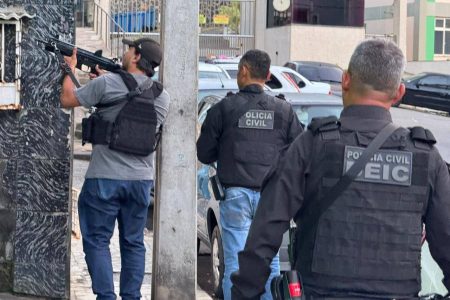Operação mira grupo suspeito de extorquir turistas e vender drogas no Farol da Barra