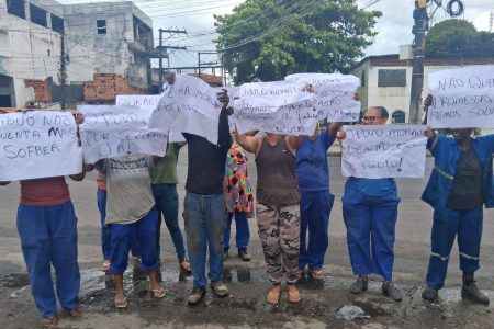 Obra do VLT vira alvo de protesto e moradores fecham rua em Fazenda Coutos