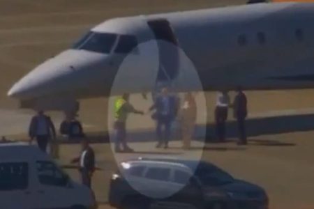 Vídeo mostra Moraes desembarcando de jato ligado a empresa de Daniel Vorcaro