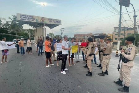 Família protesta em Madre de Deus por transferência de paciente que aguarda regulação há mais de 30 dias