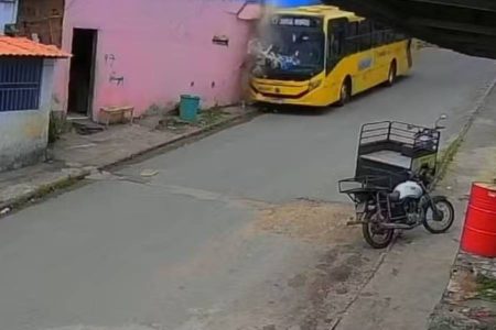 Ônibus invade casa e derruba parte da estrutura em Itabuna, no sul da Bahia