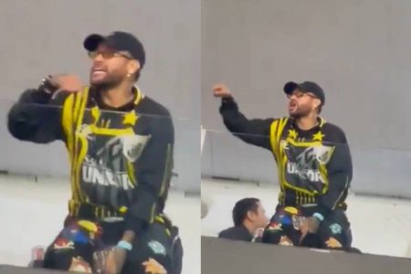 Neymar rebate torcedores do Atlético-MG da arquibancada: “Eu sem joelho jogo melhor que todo o seu time”