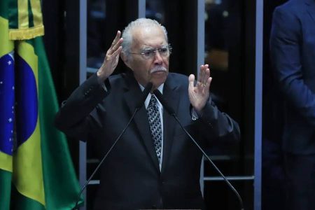 Ex-presidente José Sarney é internado com pneumonia em São Luís