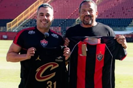 Locutor do Cleveland Cavaliers visita CT do Vitória e conhece Jair Ventura