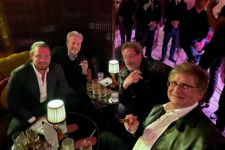 Foto mostra procurador-geral da República ao lado de Vorcaro em Londres durante confraternização com charuto e uísque