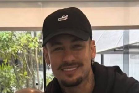 Neymar surpreende internautas ao aparar barba e adotar novo visual