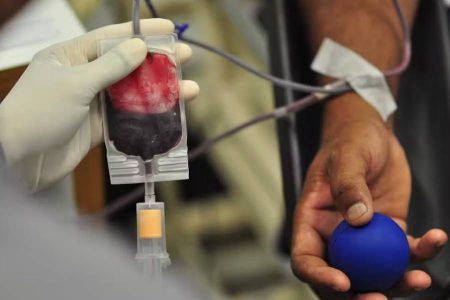Testemunhas de Jeová flexibilizam regra para transfusões e liberam derivados de sangue por decisão dos fiéis