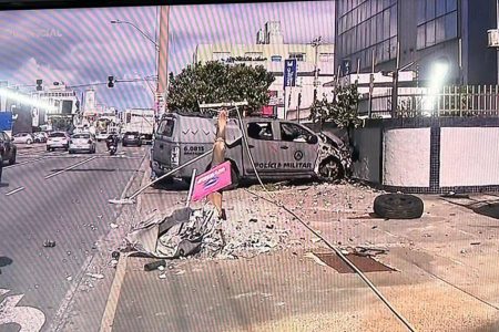 Viatura da PM fica destruída após bater em poste e muro na Pituba
