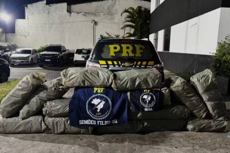PRF apreende 96 kg de maconha em picape durante abordagem na BR-324, na Bahia