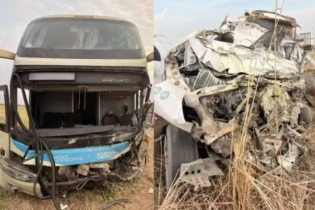 Colisão entre ônibus e carro de funerária mata dois na BR-020, no oeste da Bahia