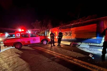 Ônibus com 47 passageiros tomba no Espírito Santo e deixa três mortos e 44 feridos