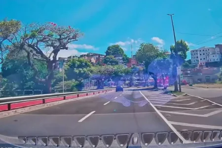 Homem é alvo de tiros durante colagem de banner para ACM Neto em Salvador