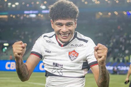 Vitória rescinde contrato com Filipe Machado, volante emprestado ao Goiás