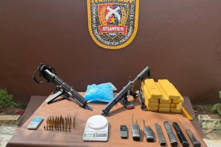 Após troca de tiros, PM apreende fuzil, submetralhadora e drogas em Salvador