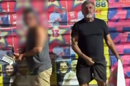 Aliado de Jerônimo faz gesto obsceno ao criticar prefeita de Lauro de Freitas