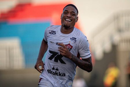 Vitória acerta empréstimo de atacante para clube potiguar