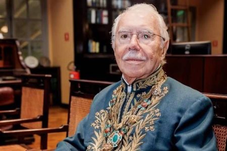 Ex-presidente José Sarney recebe alta após internação para tratar pneumonia