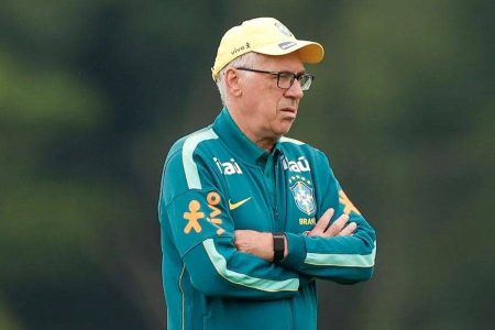 Ancelotti usa flexões como punição após erros de finalização em treino da Seleção