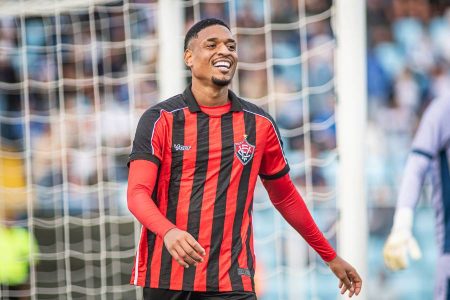 Vitória rescinde contrato com atacante Lawan, formado na base do Leão