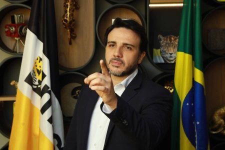 Renan Santos participa de ato político em Salvador neste domingo (27)