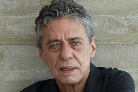 Chico Buarque é alvo de ameaça de morte na internet e pede investigação policial