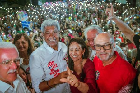 Jerônimo ressalta avanços em educação e saúde durante visita a Poções
