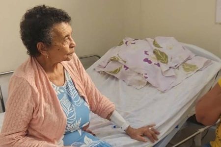 Há 10 dias na UPA, idosa de 93 anos aguarda regulação determinada pela Justiça ao Estado da Bahia
