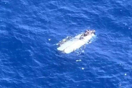 Barco com cerca de 60 imigrantes vira após briga com facão e deixa dois mortos no Caribe