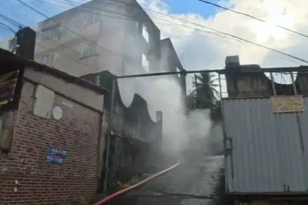 Incêndio atinge depósito de supermercado em Feira de Santana