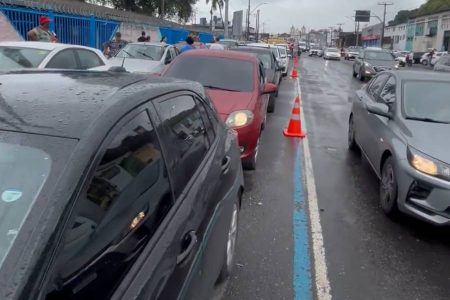 Ferry-boat registra fila quilométrica de veículos nesta sexta-feira (4) devido ao feriadão