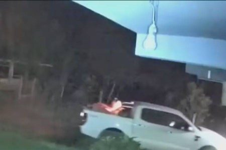 Criminosos invadem fazenda e roubam caminhonete, trator e motos no extremo sul da Bahia