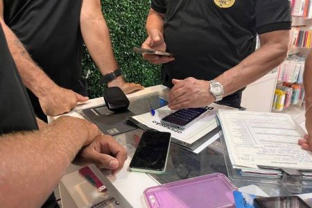 Polícia Civil fiscaliza dez lojas de celulares em Salvador