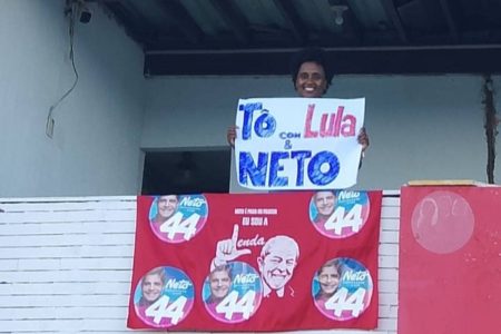 Eleitora chama atenção com cartaz de “Lu-Neto” durante ato de Lula e Jerônimo em Salvador