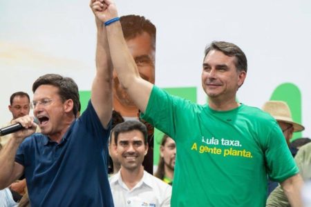 Flávio Bolsonaro desembarca na Bahia para agenda com João Roma