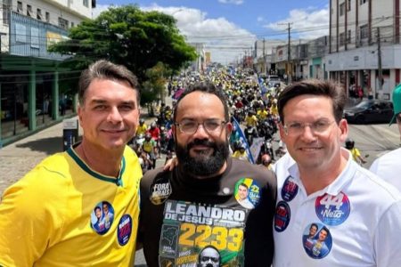 Flávio Bolsonaro reúne apoiadores durante motociata em Vitória da Conquista