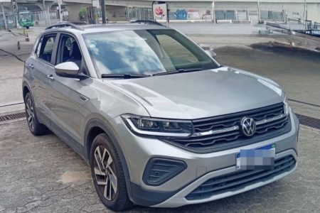 Trio é detido com carro roubado e placa clonada durante abordagem em Salvador
