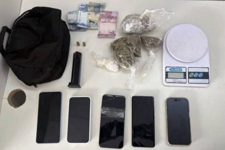 Rondesp aborda suspeito após fuga e encontra drogas, celulares e munições em Salvador