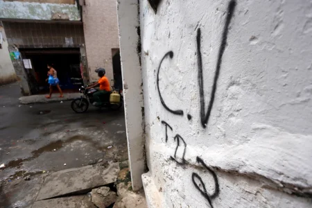 Adolescente tem seis dedos decepados após ser sequestrado na saída da escola na Bahia