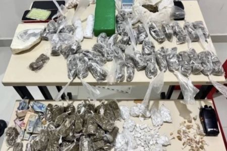 PM apreende drogas, munições e materiais do tráfico em depósito clandestino em Barra do Choça