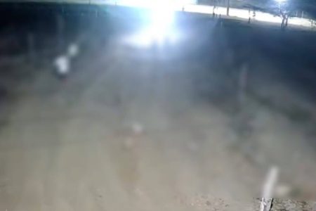 Adolescentes de 13 anos são apreendidos por estupro na Bahia; vídeo mostra grupo deixando local do crime