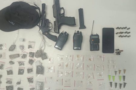 Confronto com a PM termina com drogas e duas armas apreendidas em Simões Filho