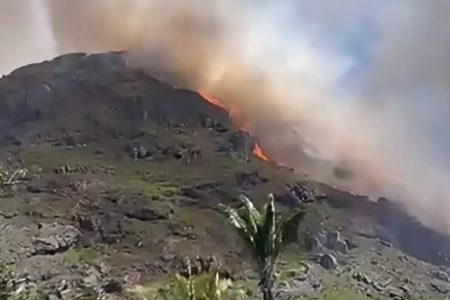 Incêndio de grandes proporções toma serra entre Jacobina e Caém, na Bahia