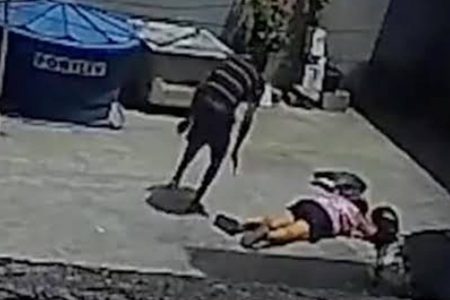 Câmera registra perseguição e tiros contra residência em Feira de Santana; uma pessoa ficou ferida