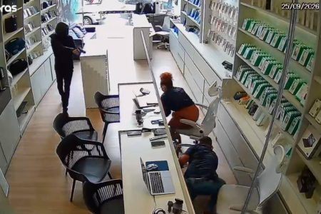 Dupla armada invade loja, rende funcionários e rouba celulares em Jequié