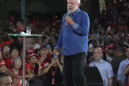 Lula diz que mulheres aprendem a “tomar toque” desde pequenas durante comício em Belém