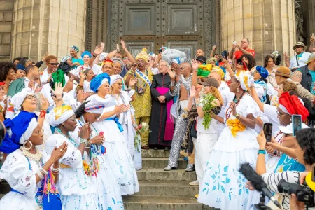 Padre impede Lavagem da Madeleine na escadaria de igreja em Paris