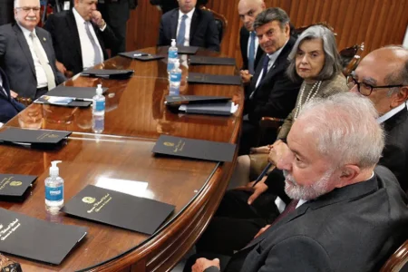 Crise no STF aumenta pressão sobre governo Lula, e aliados cobram distância de Moraes